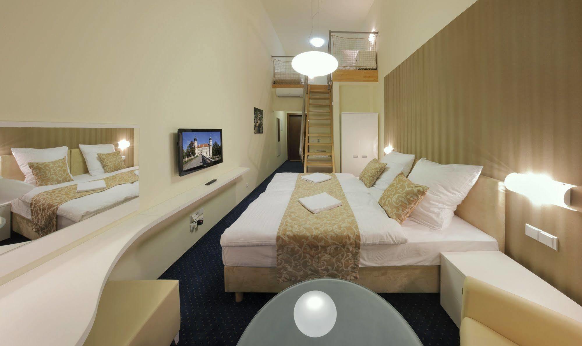 Esmarin Wellness Hotel Mníšek pod Brdy Екстериор снимка