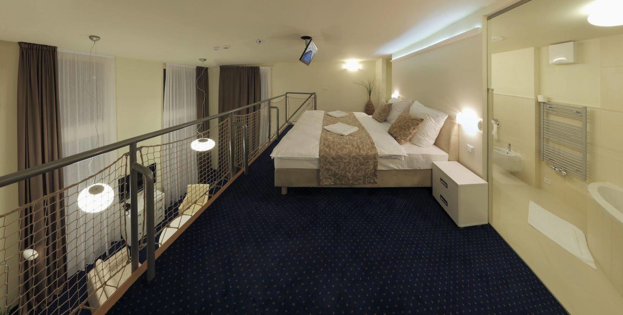 Esmarin Wellness Hotel Mníšek pod Brdy Екстериор снимка