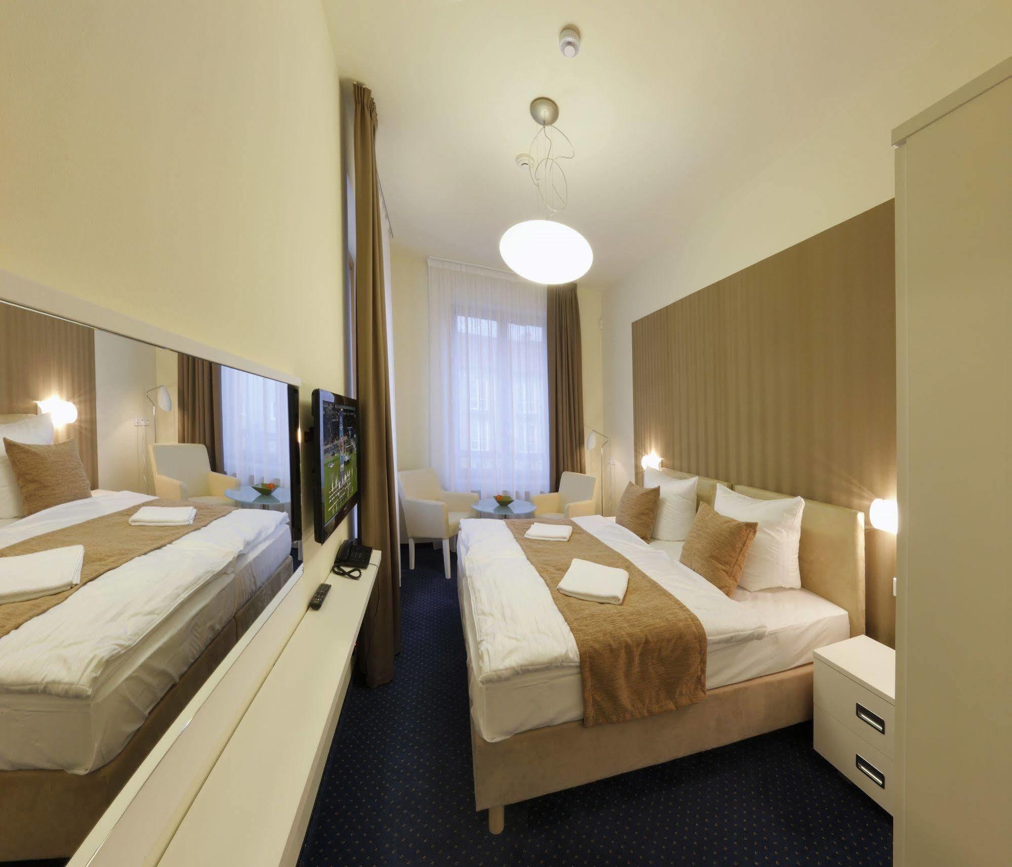 Esmarin Wellness Hotel Mníšek pod Brdy Екстериор снимка